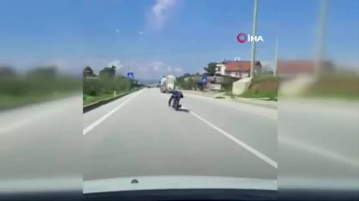 Motosikleti tek elle, yatarak kullandı!