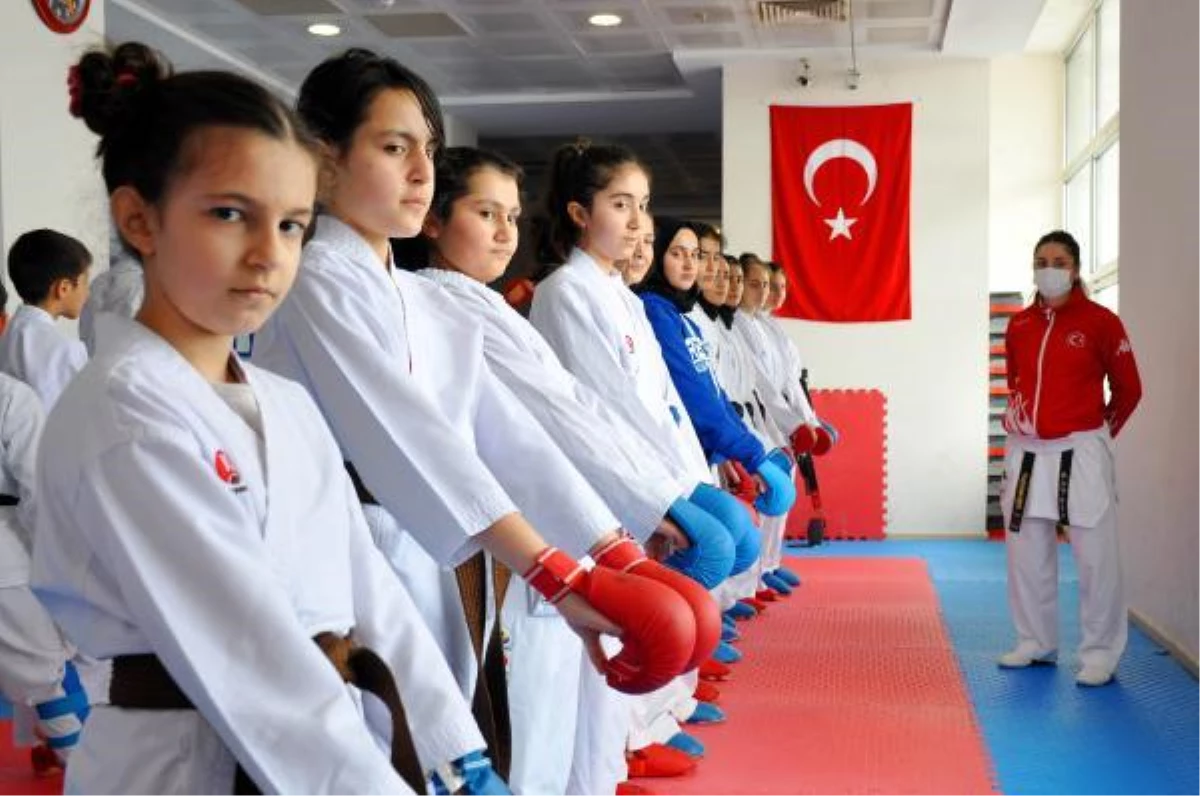 SPOR Muşlu kız çocuklarına karateyi sevdirdi; sporcuların yüzde 70\'i kız