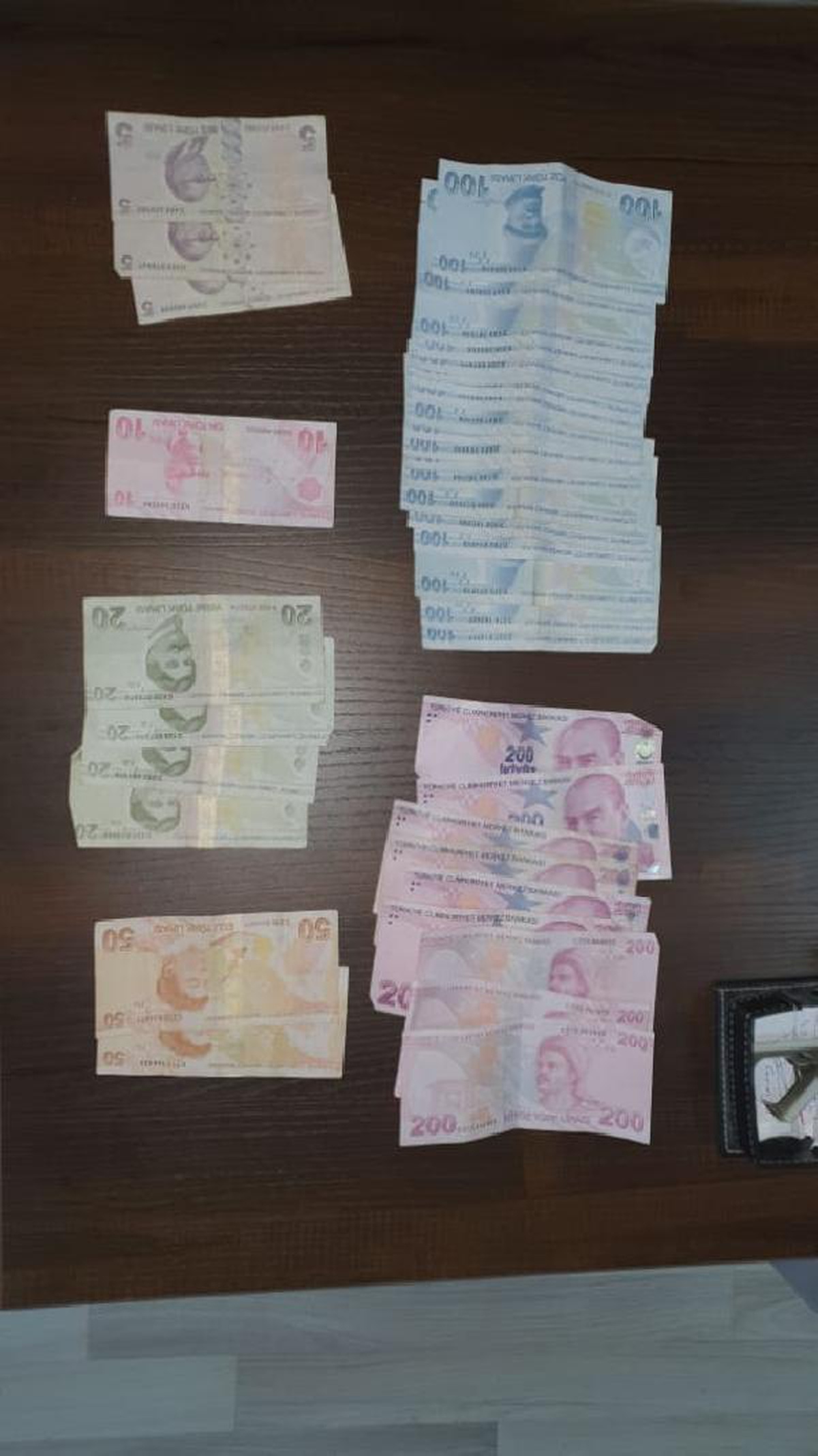 Otomobilinde uyuşturucu bulunan sürücü, kız arkadaşını bırakıp kaçtı