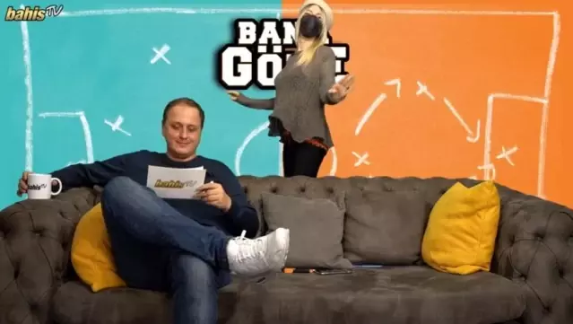 Peçeli dansı yüzünden işinden olan Hande Sarıoğlu, bu sefer de yeni kanalında göbek attı Peçeli dansı yüzünden işinden olan Hande Sarıoğlu, bu sefer de yeni kanalında göbek attı