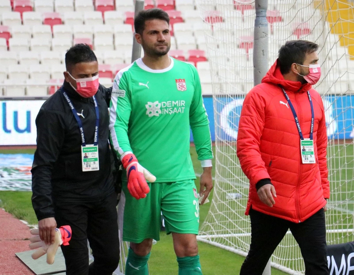 Sivasspor\'dan Trabzonspor maçında sakatlanan kaleci Ali Şaşal Vural\'ın sağlık durumuyla ilgili açıklama Açıklaması