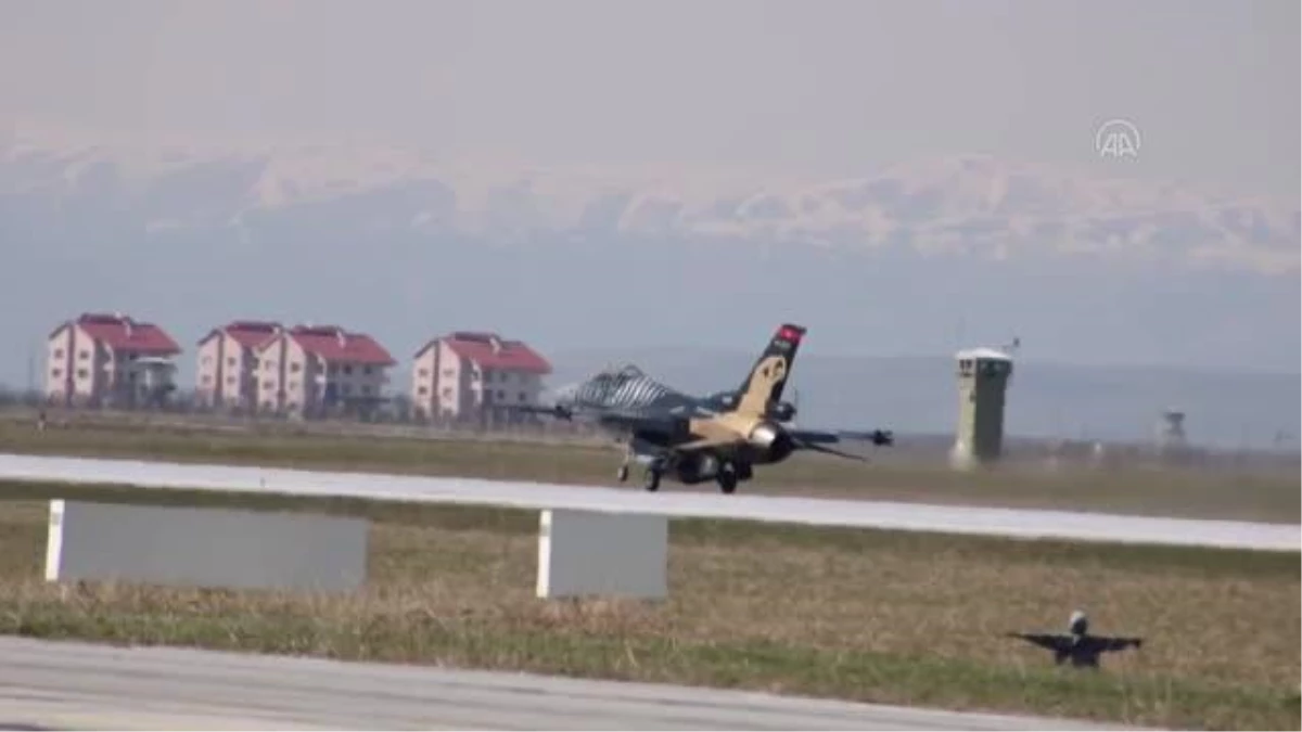 Türk Hava Kuvvetleri Komutanlığının akrobasi ekibi SOLOTÜRK\'ün gösterisi büyük beğeni topladı