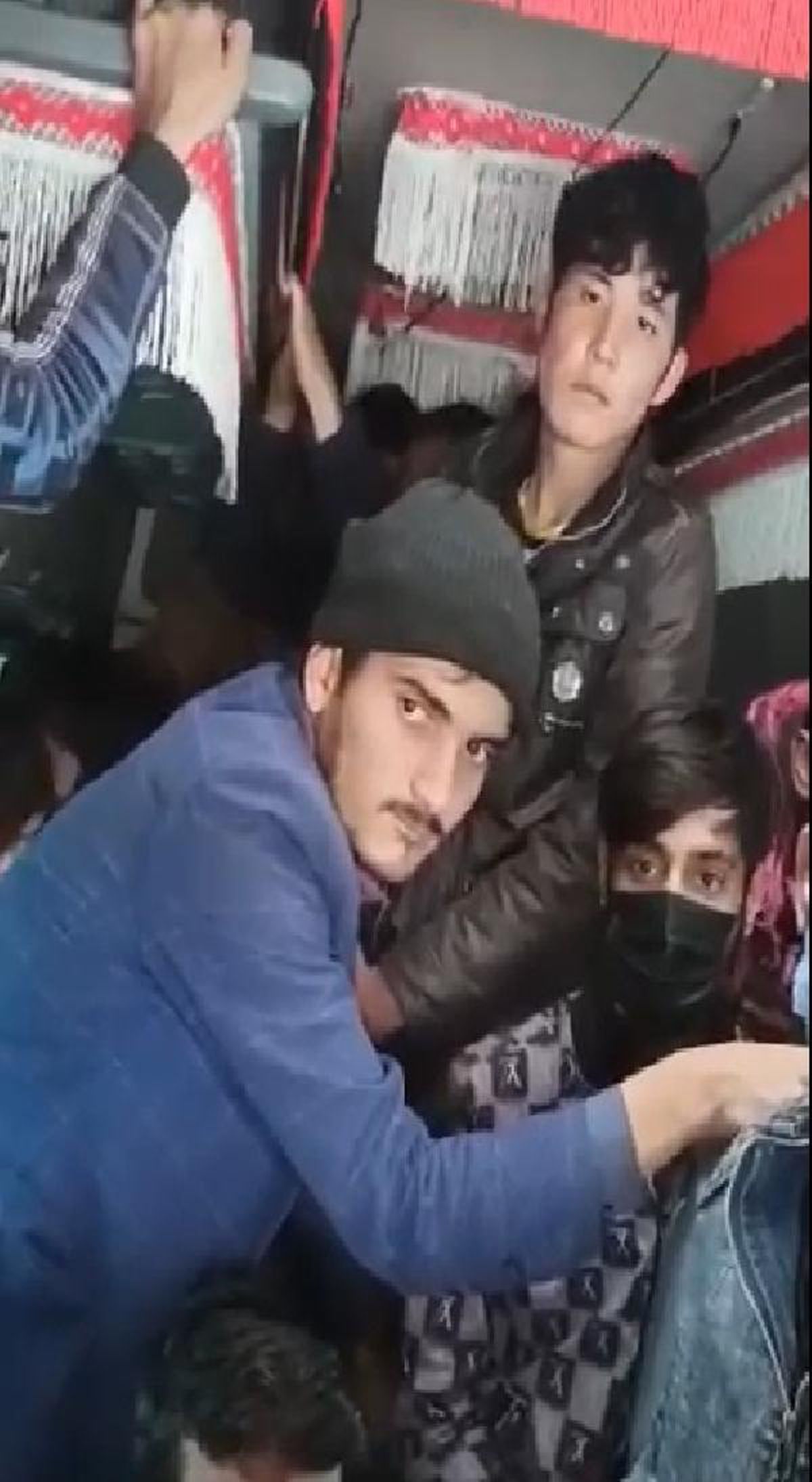 Ankara\'da 17 kişilik minibüsten, 40 düzensiz göçmen çıktı