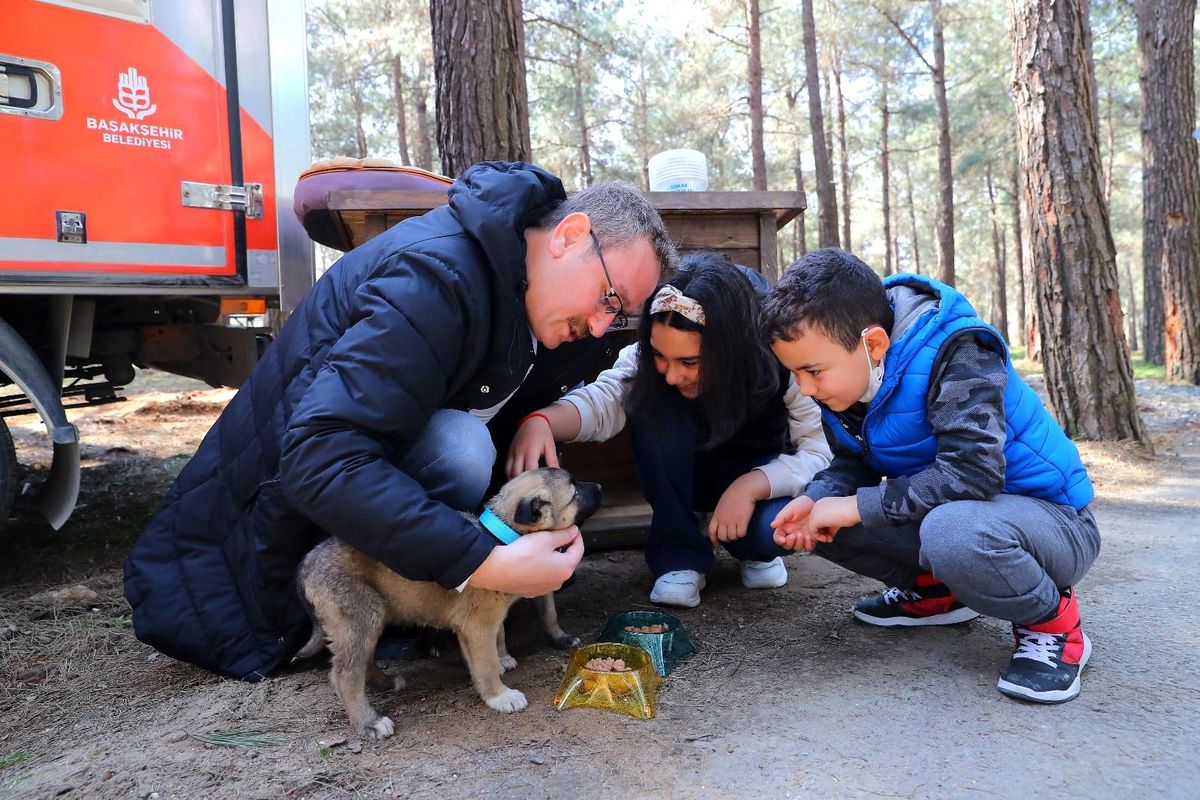 Başkan Kartoğlu, iki yavru sokak köpeğini sahiplendi
