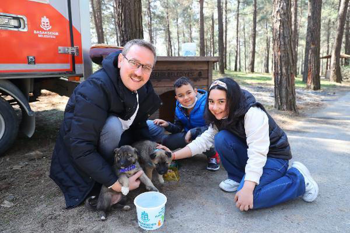 Başkan Kartoğlu iki yavru sokak köpeğini sahiplendi