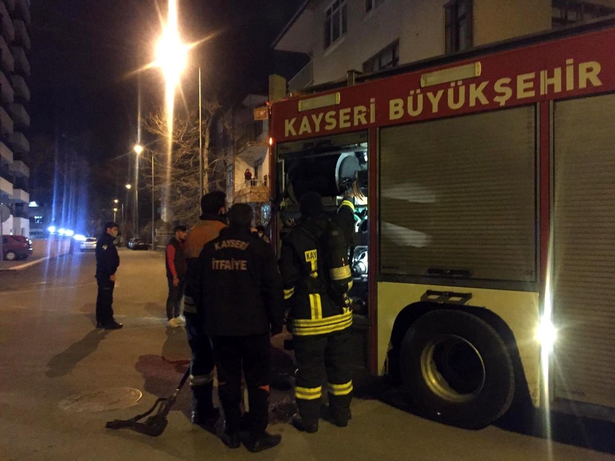 Bina boşluğundaki yangın ekipleri harekete geçirdi