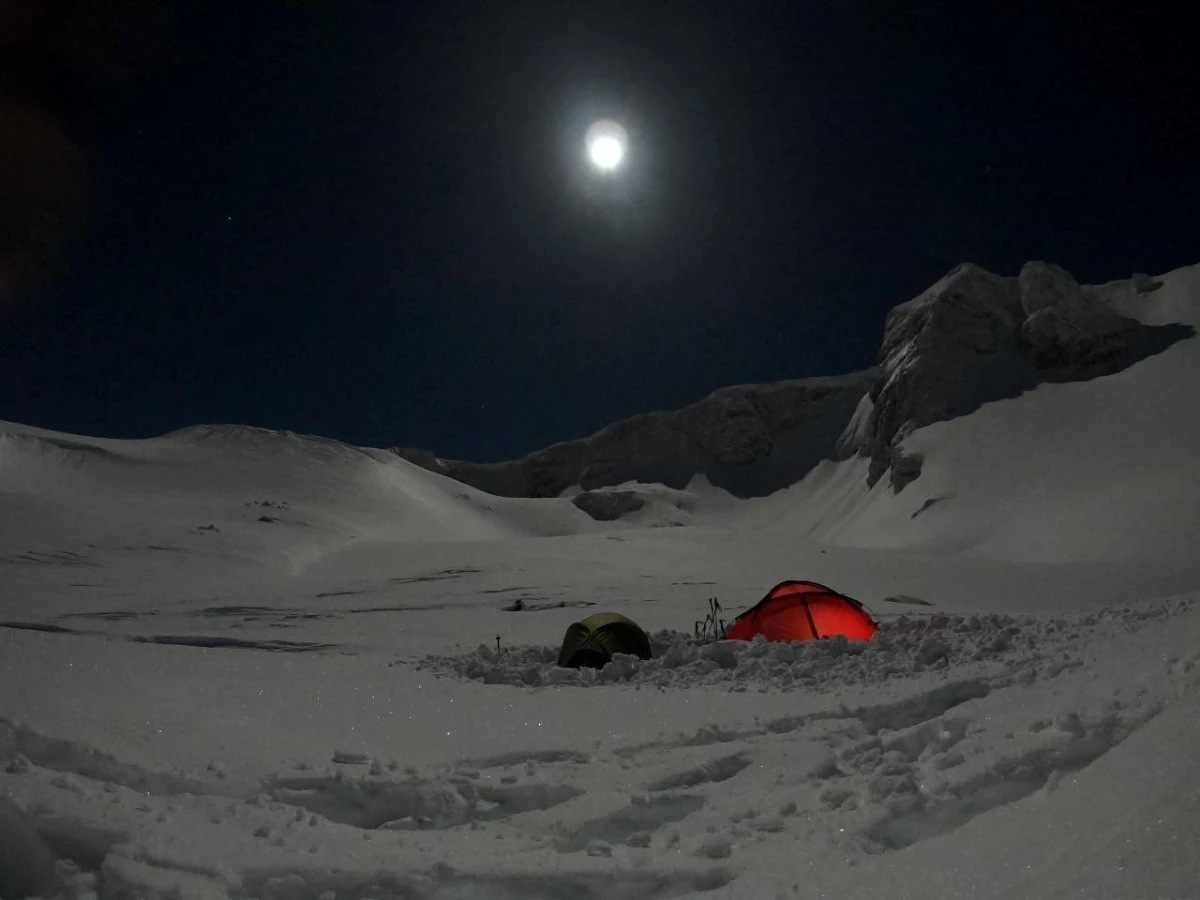 Bursalı dağcılardan Uludağ\'da dolunay altında kamp