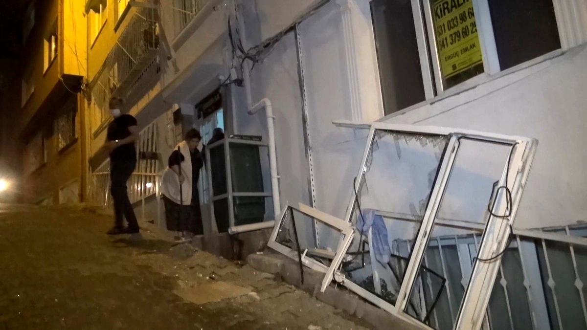 Çakmak gazı bomba gibi patladı, pencereyi yerinden söktü