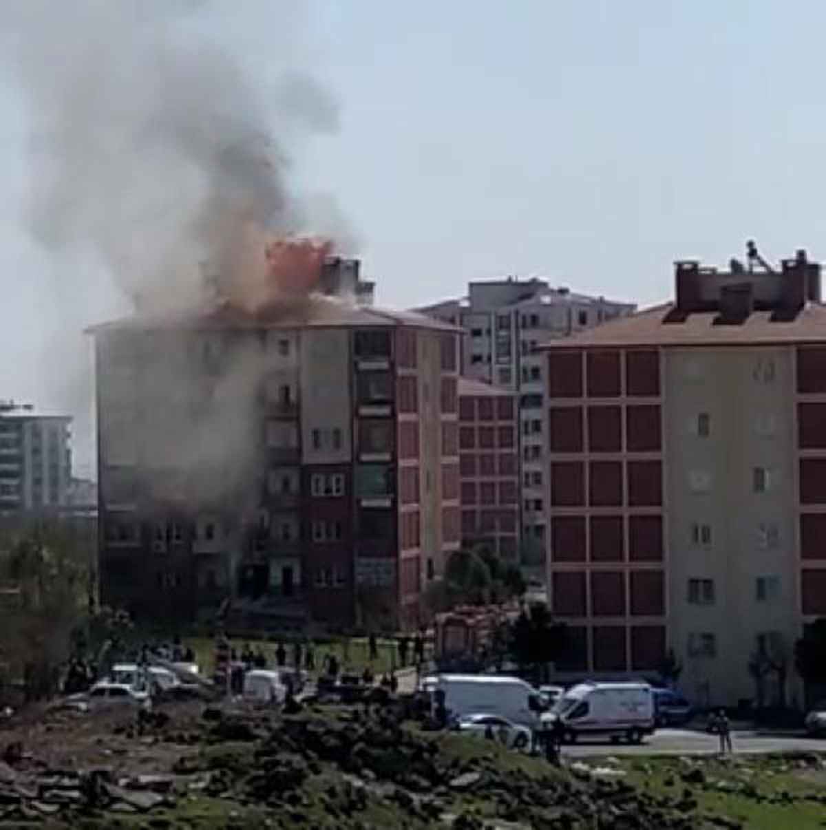 Son dakika haberleri! Diyarbakır\'da korkutan çatı yangını