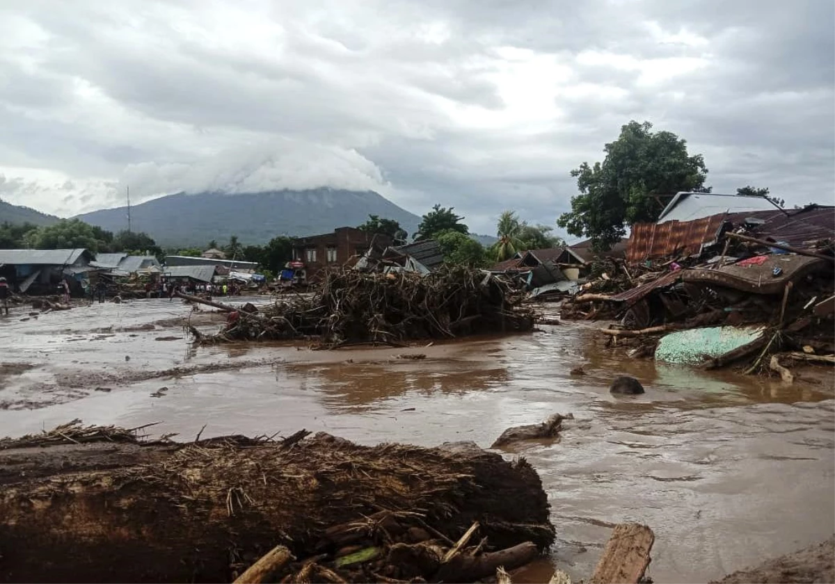 Endonezya\'daki sel ve heyelan felaketinde ölü sayısı 41\'e yükseldi