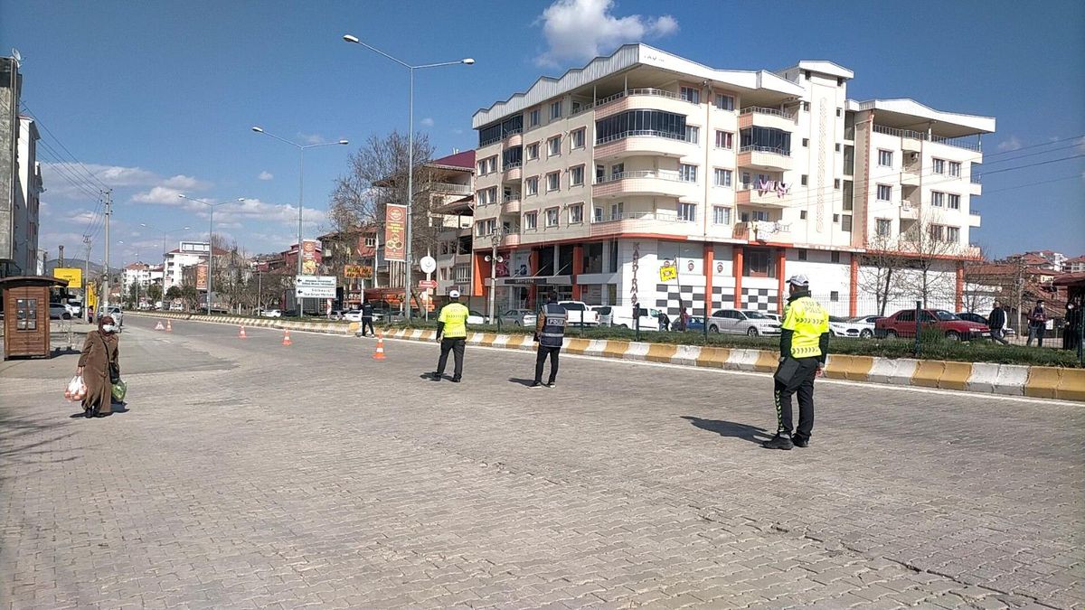 Gölbaşı\'nda kısıtlamayı ihlal eden 350 kişiye ceza kesildi