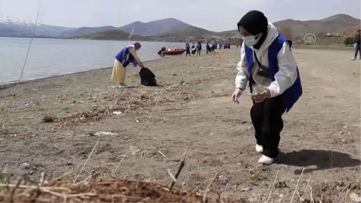 Son dakika haberi! Hazar Gölü, genç gönüllülerin ve dalgıçların çalışmasıyla atıklardan temizleniyor