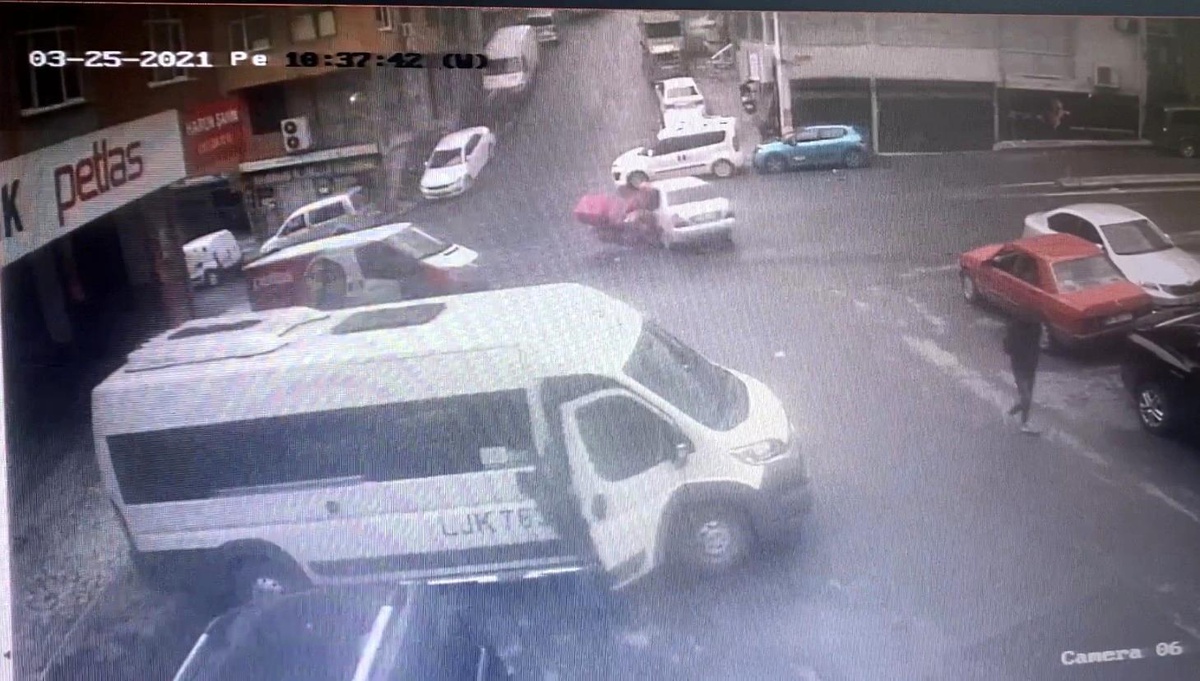 Son dakika haber: İstanbul\'da motosikletli kuryenin yaşadığı kaza kamerada