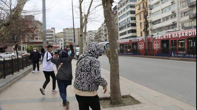 İstanbul'un göbeğinde dilenci kadınlarla gencin 'taciz' kovalamacası kamerada İstanbul'un göbeğinde dilenci kadınlarla gencin 'taciz' kovalamacası kamerada