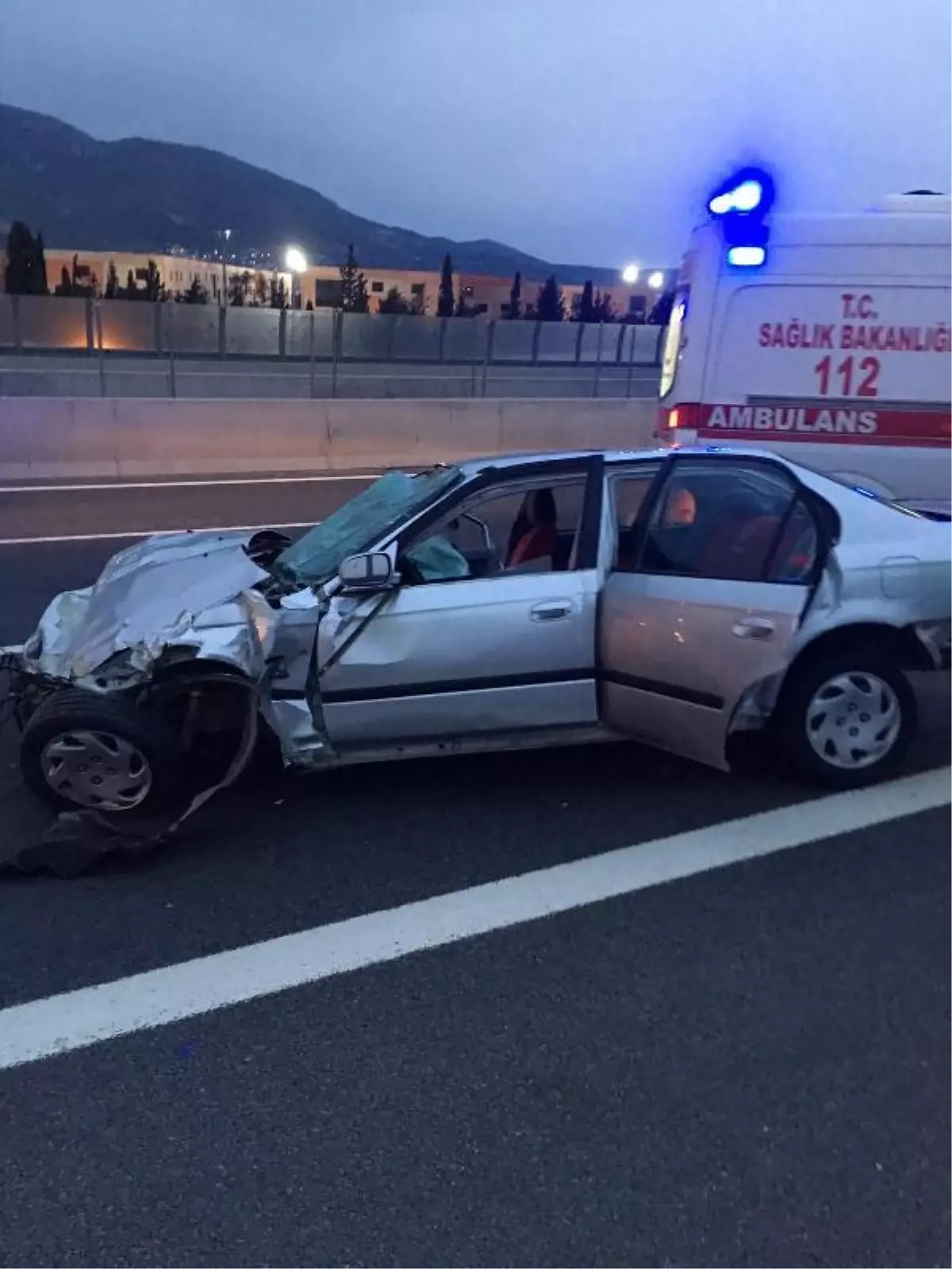 İzmir\'de beton bariyere çarpan otomobildeki 1 kişi öldü, 1 kişi yaralandı