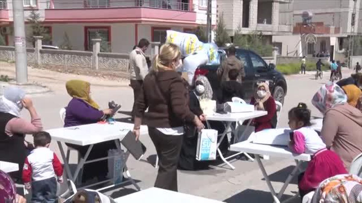 Kadınlar atölyeye çevirdikleri evlerinde çoraptan oyuncak üretiyor