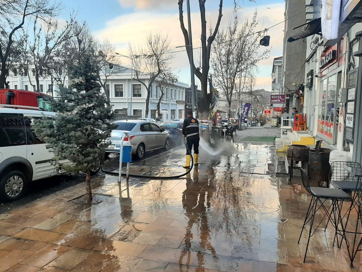 Kars\'ta belediyeden bahar temizliği