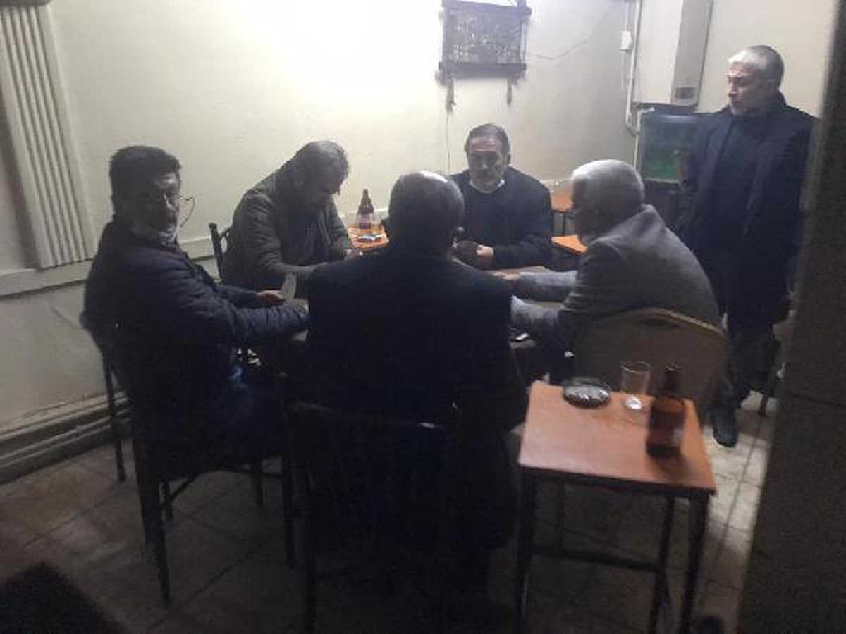 Son dakika haber! Kıraathanede ikinci kez oyun oynarken yakalanan 9 kişiye yine 56 bin lira ceza