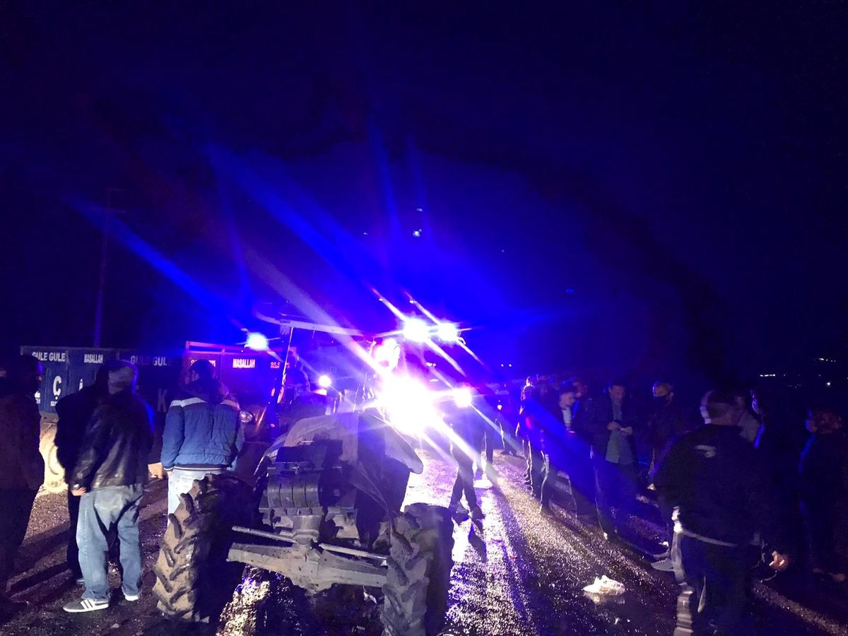 Minibüs traktörle çarpıştı: 1\'i ağır 4 yaralı