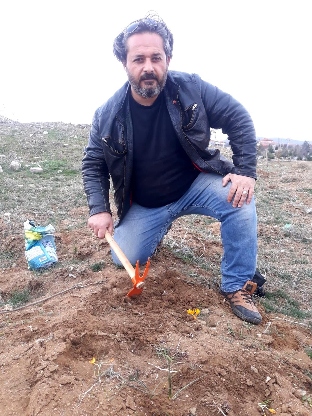 Son dakika haberi... Polis memuru doğaya 3 bin 599 meşe ağacı fidanı dikti