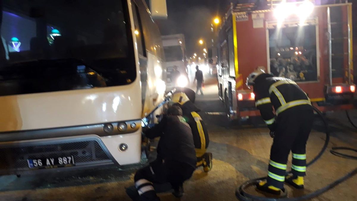 Siirt\'te seyir halindeki otobüs alev aldı
