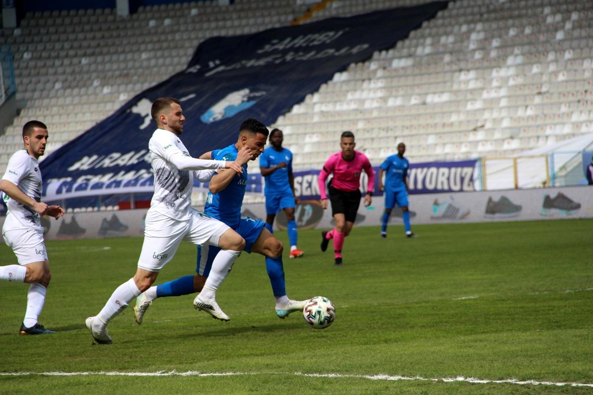Süper Lig: BB Erzurumspor: 1 Konyaspor: 2 (İlk yarı)