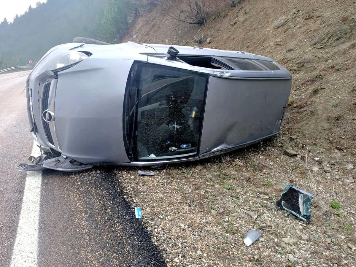 Yoldan çıkan otomobil devrildi