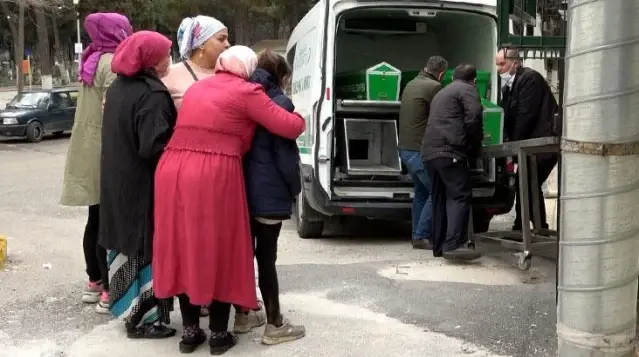 5. kattan düşen inşaat işçisi hayatını kaybetti! Haberi derste alan kızlarını, olay yerine öğretmenleri getirdi 5. kattan düşen inşaat işçisi hayatını kaybetti! Haberi derste alan kızlarını, olay yerine öğretmenleri getirdi