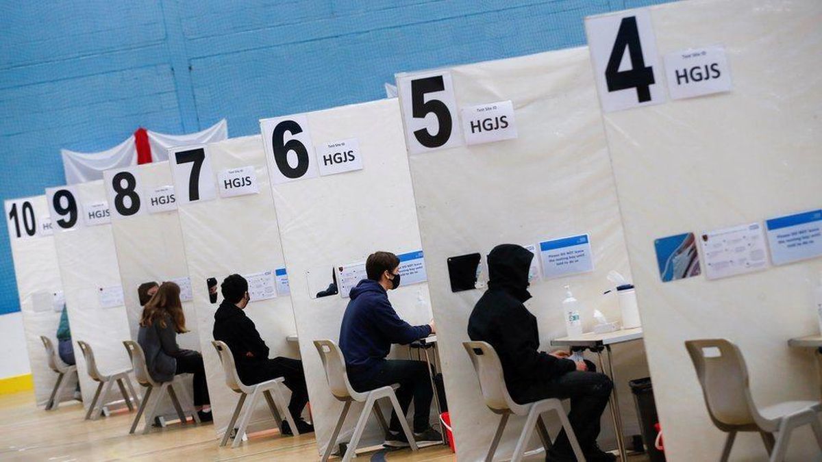Covid: İngiltere\'de isteyen herkes haftada iki kez ücretsiz hızlı koronavirüs testi yaptırabilecek