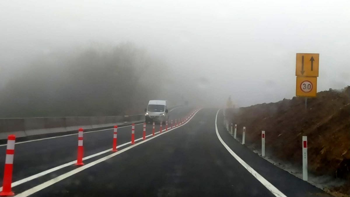 Düzce\'de yoğun sis görüş mesafesini 20 metreye düşürdü