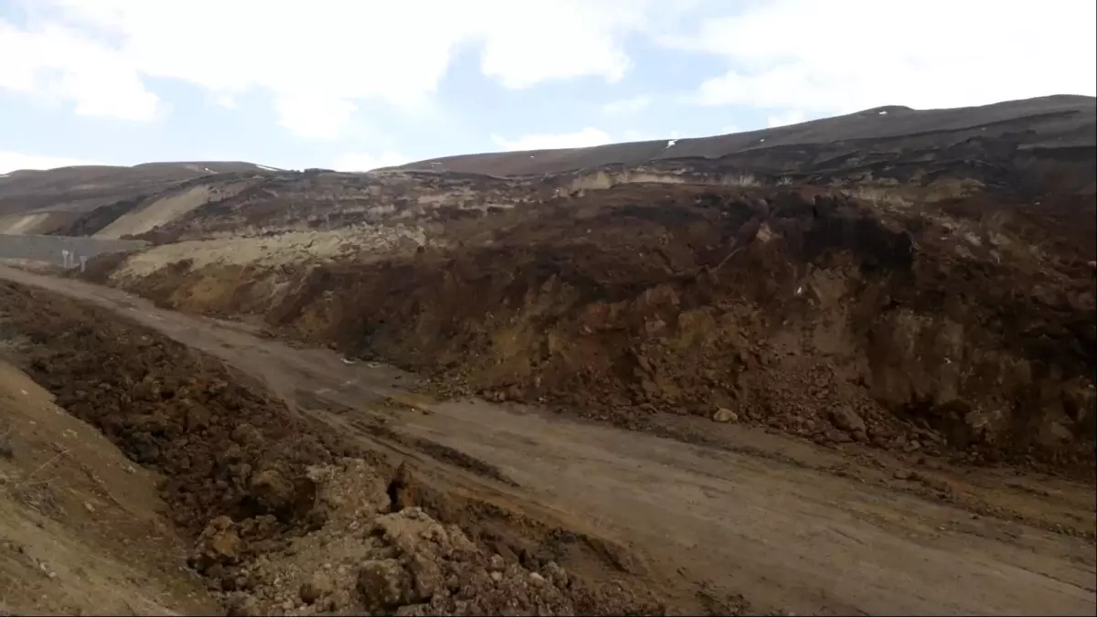 Erzurum-Tekman karayolunda yaşanan heyelan ulaşımı aksatıyor