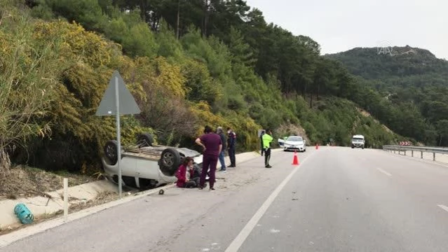 Fethiye'de devrilen otomobilin sürücüsü yaralandı