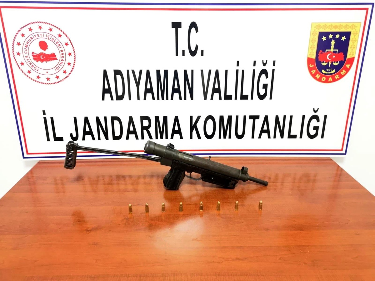Hafif makineli tüfek ile gezen şahıs yakalandı