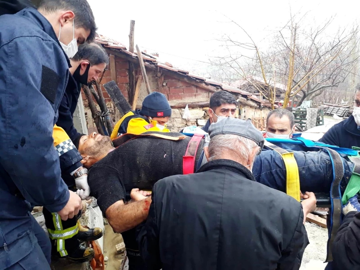 Kütahya\'da inşaat halindeki binanın çöken merdiveninin altında kalan işçi yaralandı