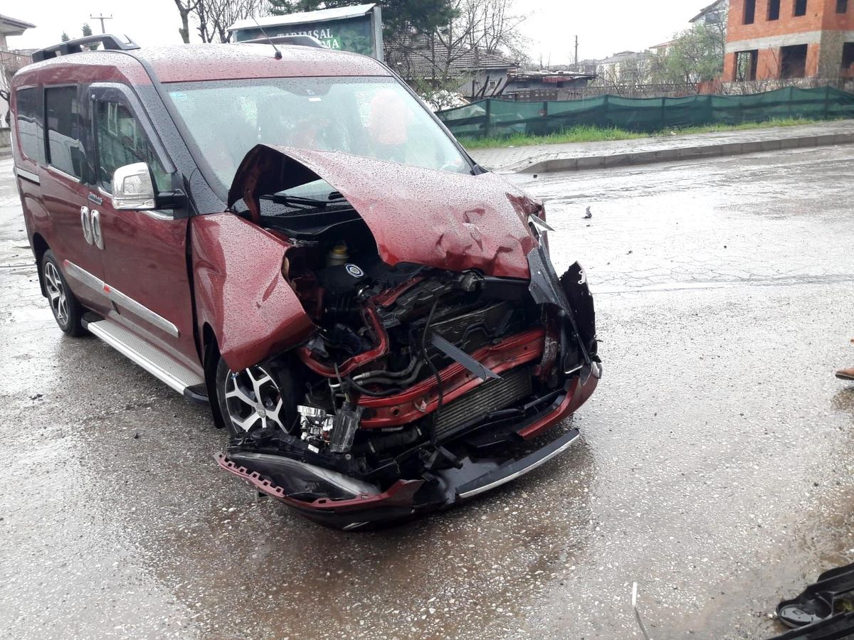 Kamyonet ile hafif ticari araç çarpıştı: 1 yaralı