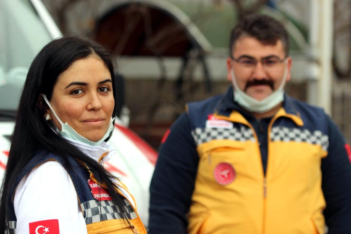Karı koca \'el ele\' verip hayat kurtarıyor