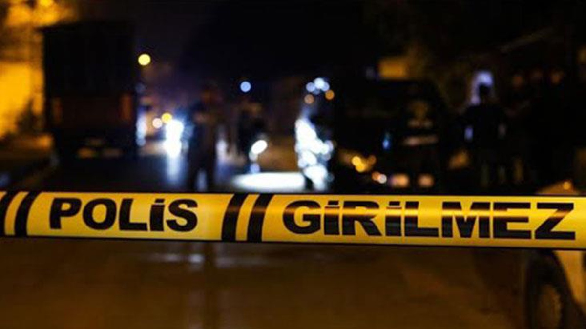 Kendini asmak isteyen şahıs, komşuları ipi kesince bu kez kendini bıçakladı