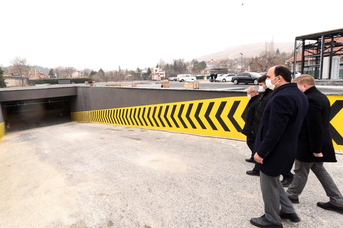 Konya Büyükşehir Belediye Başkanı Altay, Meram Yer Altı Katlı Otopark inşaatını inceledi