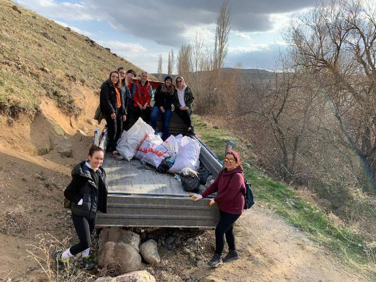 Niğde\'de doğaseverler yürüyüşte torbalarca çöp topladı