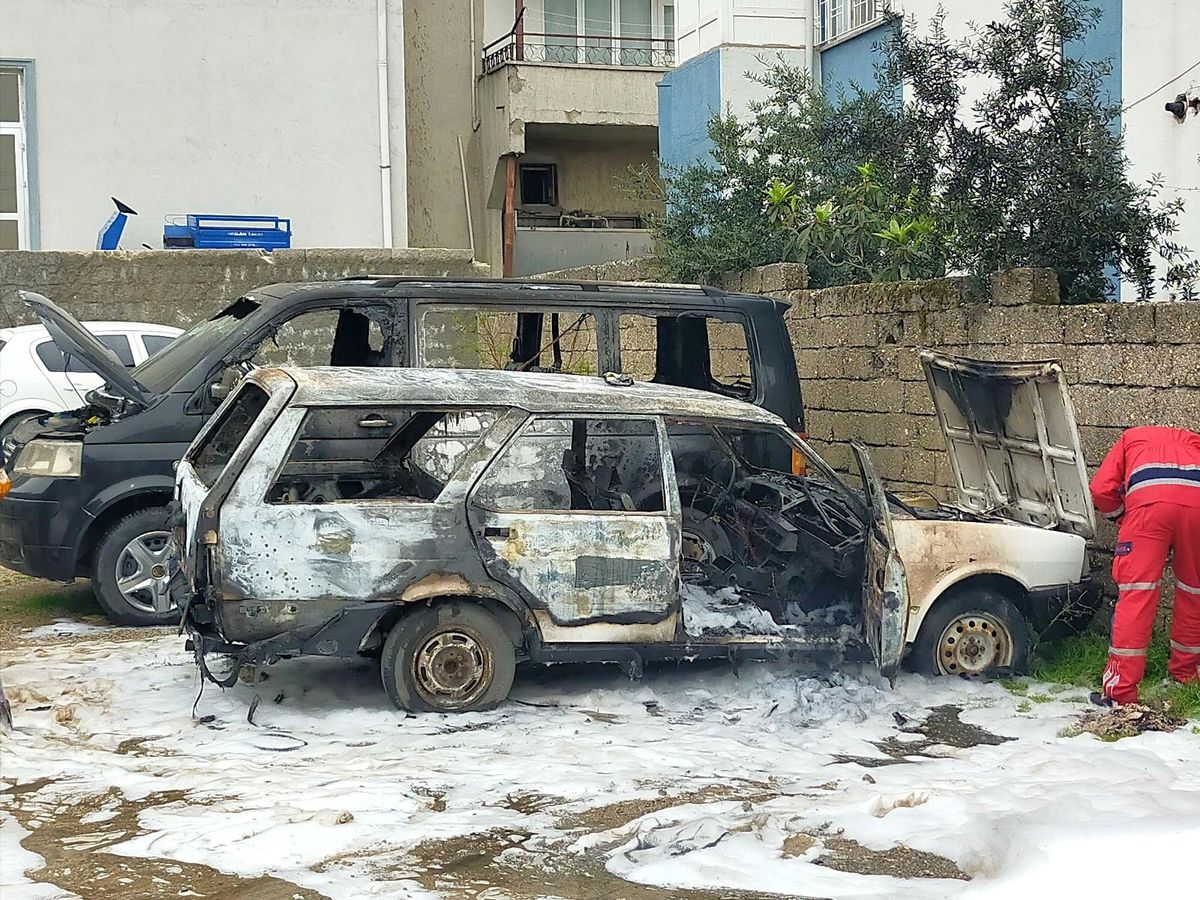 Park halindeki otomobil ile ticari araç yandı