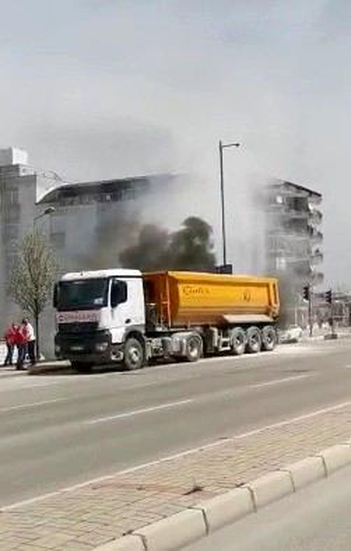 Patladıktan sonra alev alan lastik paniğe neden oldu