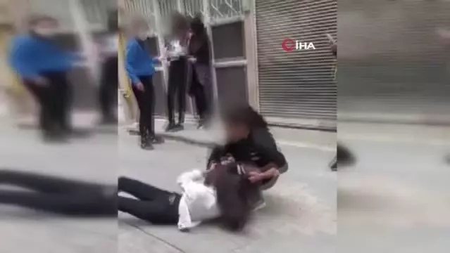 Saçlarından sürükleyip yerden yere vurdu! Kız kavgası kamerada Saçlarından sürükleyip yerden yere vurdu! Kız kavgası kamerada