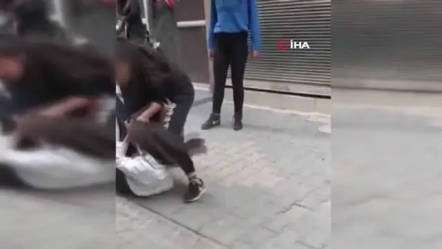Saçlarından sürükleyip yerden yere vurdu! Kız kavgası kamerada Saçlarından sürükleyip yerden yere vurdu! Kız kavgası kamerada