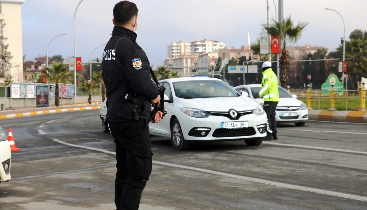 Şanlıurfa\'da araç başında telefon kullanan yandı