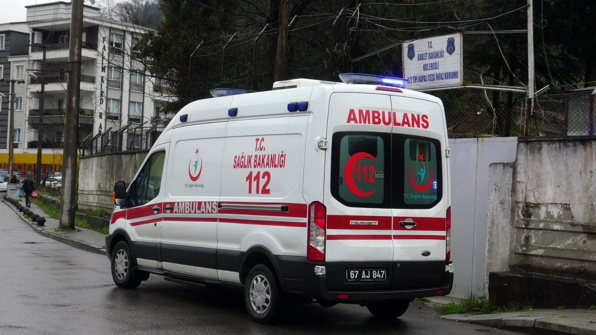 Son dakika: Tıraş olurken kendini kesen mahkum hastanelik oldu