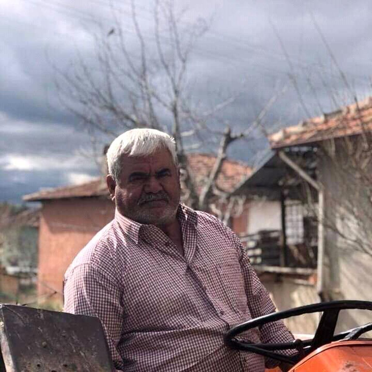 Traktörü durdurmak isterken canından oldu