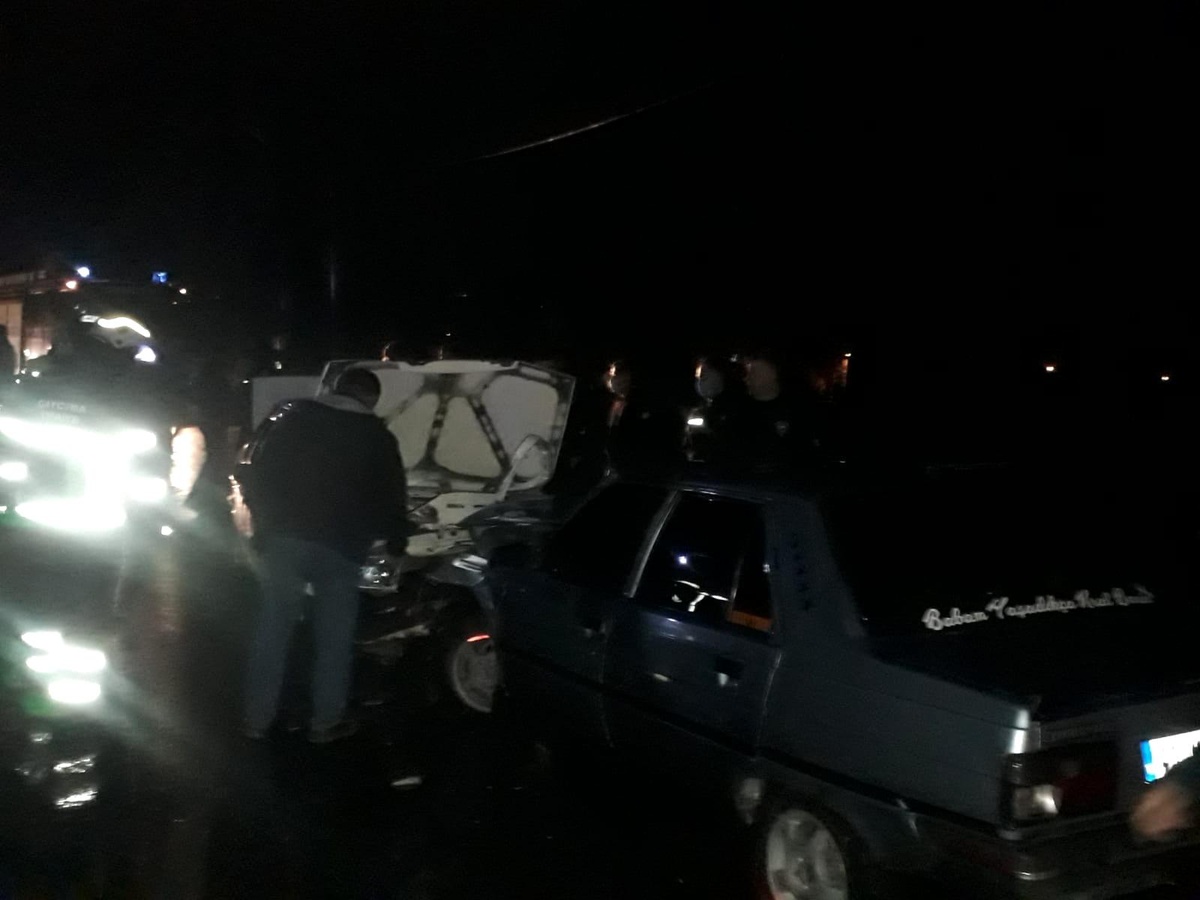 İki araç kafa kafaya çarpıştı! Yaralılar var...