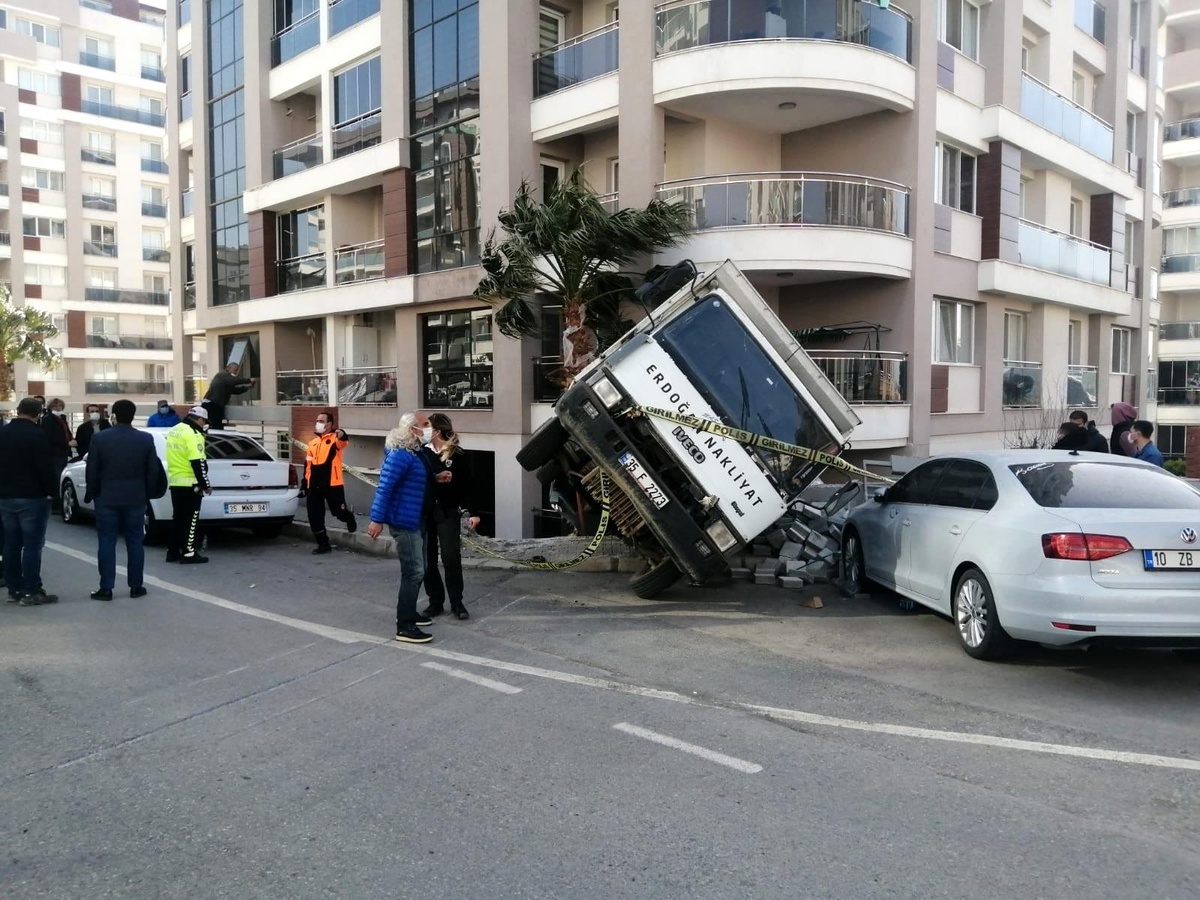 Aliağa\'da freni patlayan kamyon iki aracı biçti, istinat duvarını yıktı