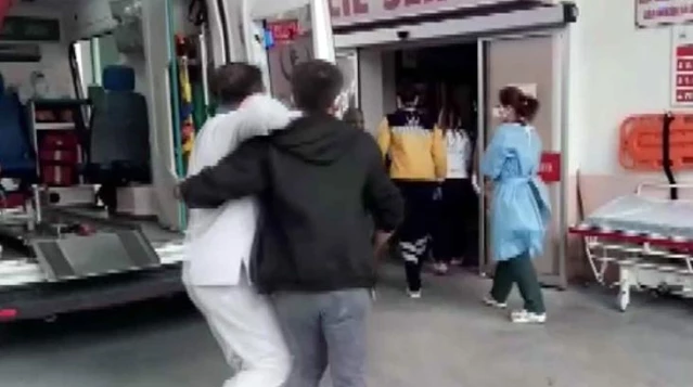 Ambulanstan indirdiği yaralının babası olduğunu gören hastane çalışanı gözyaşı döktü