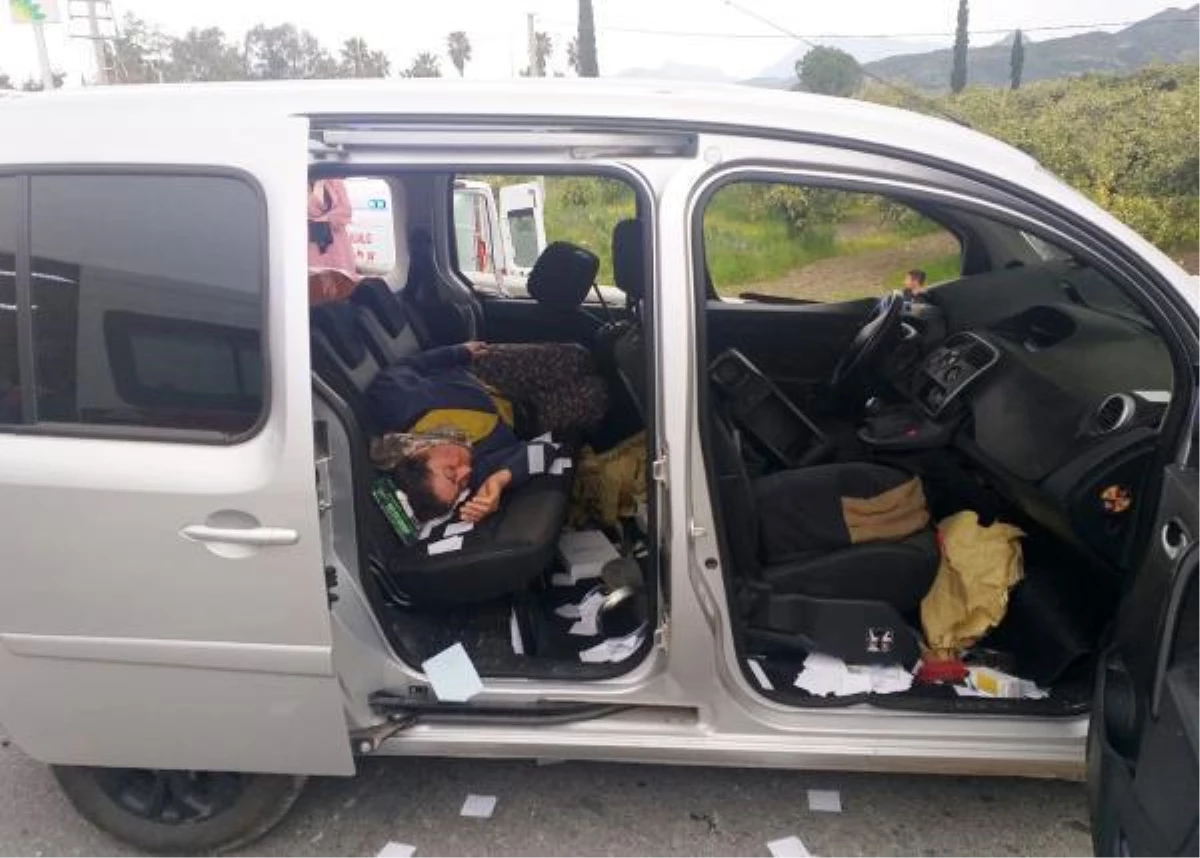 Antalya\'da yolcu otobüsü ile tarım işçilerinin aracı çarpıştı: 6 yaralı